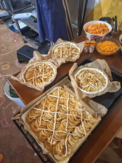 Plaques de tartes aux pommes avec un croisillon de pâte