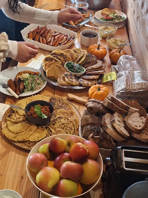 Le buffet vu d’en haut : galettes, frites de patate douce, pain, petites courges, saladier de pommes