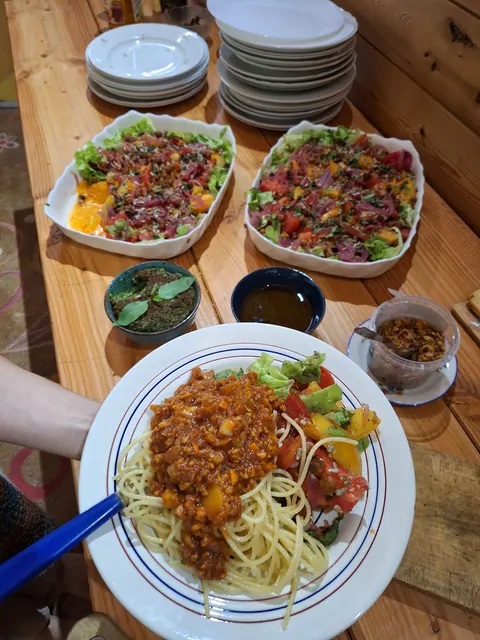 Assiette de spaghetti bolognaise au tofu et salades colorées sur le buffet