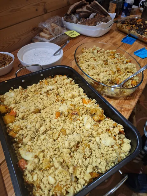 Plat de crumble salé doré sur une couche de butternut