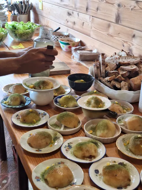 Une vingtaine d’assiettes de fruits pochés saupoudrés de poudre verte alignées sur le buffet