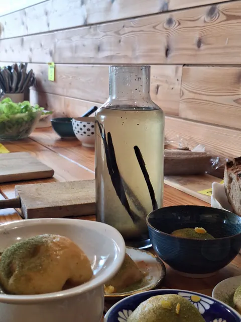 Carafe de sirop aux gousses de vanille à côté d’un fruit poché
