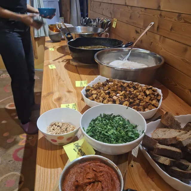 Le buffet du soir : tofu frit, coriandre ciselée, cacahuètes, sauce rouge, marmite de bouillon