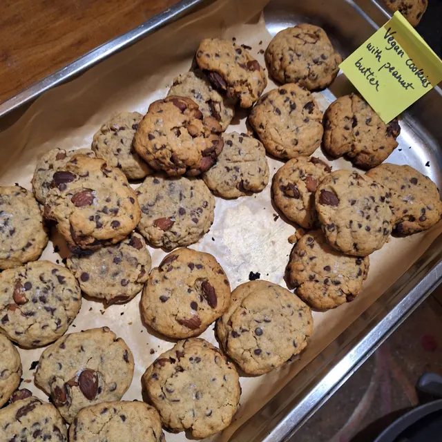 Plaque de cookies aux pépites de chocolat avec une étiquette jaune écrite à la main